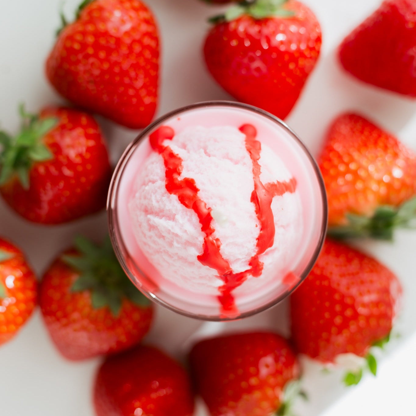 STRAWBERRY MILKSHAKE CANDLE